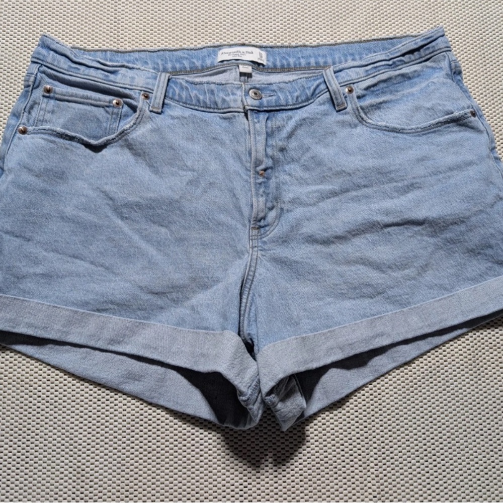 Abercrombie & Fitch Curve Love The Baggy Short Mid-Rise, size 34 / 18